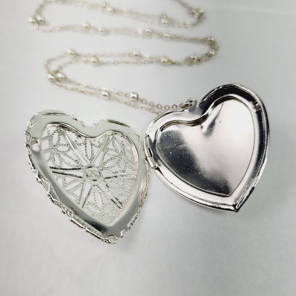 ☆ 34" beaded chain with heart locket silver tone with photo area Necklace - Picture 3 of 6